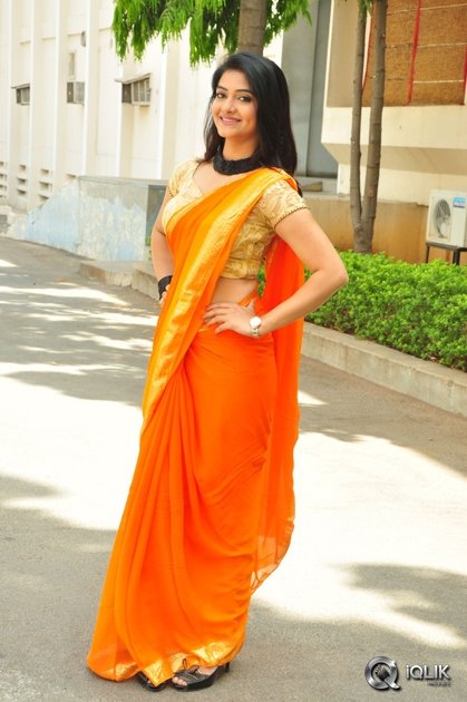 Kashmira-Kulkarni-at-Drushya-Kavyam-Movie-Success-Meet